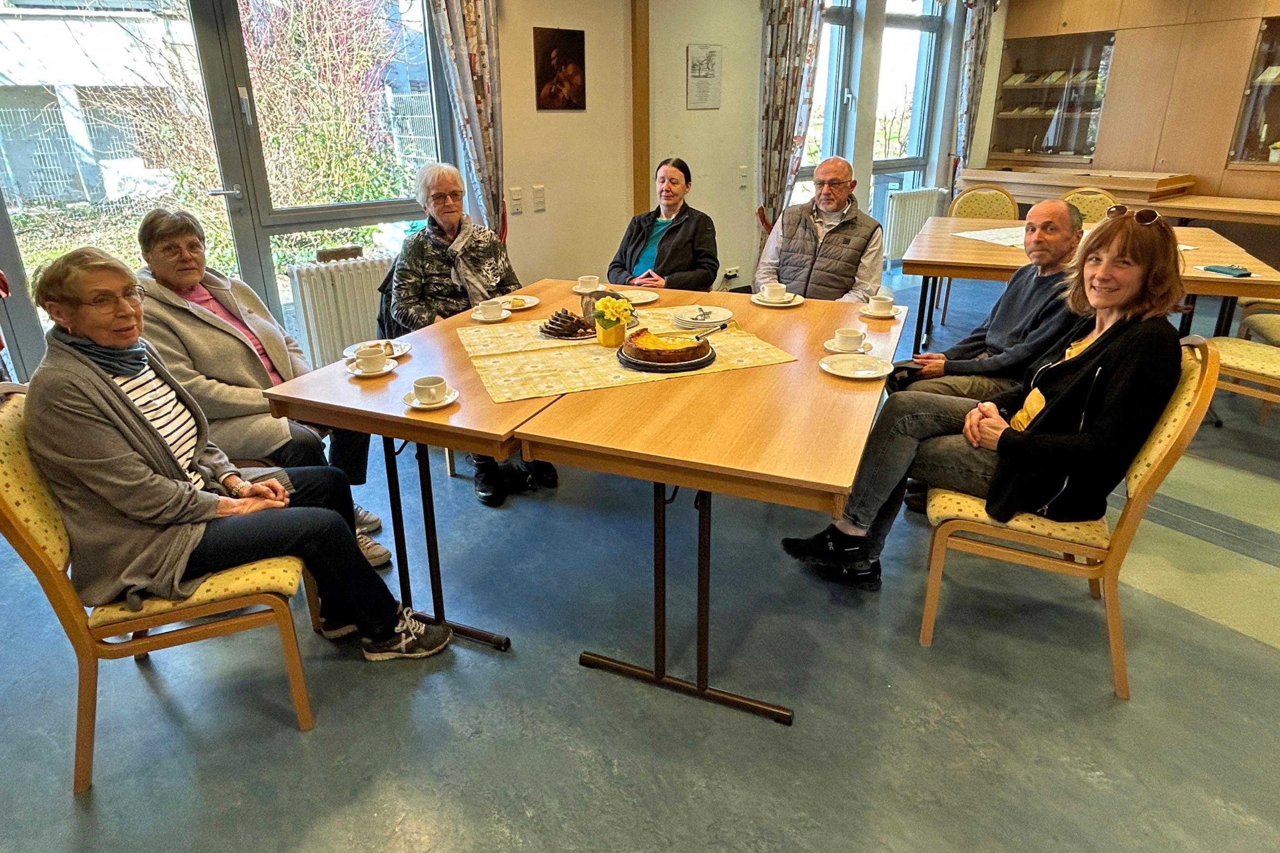 Bei Kaffee und Kuchen wurde sich beim Begegnungscafé im Bibelgarten über Neuigkeiten aus Nalbach und Umgebung ausgetauscht.