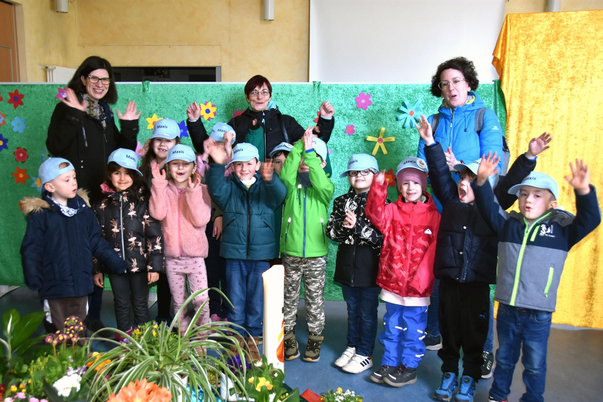 Die Kinder der katholischen Kita St. Maximin aus Dillingen-Pachten freuen sich über die Auferstehung Jesu. Mit Gemeindereferentin Jessica Schanno (links) und den Erzieherinnen Katja Bergum und Annette Winter.