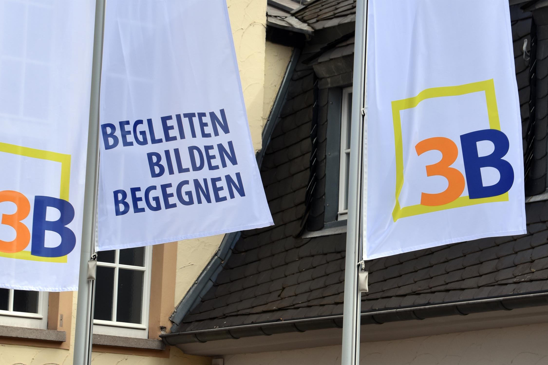 Die Fahnen am Oswald-von-Nell-Breuning-Haus in Dillingen tragen den neuen Namen 3B.