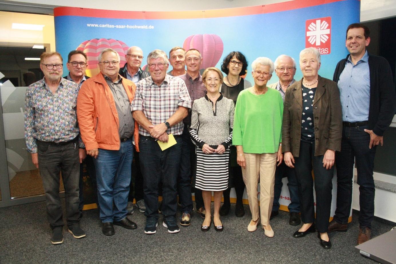 Vorsitzender des Caritasverbandes Peter Kiefer (vorne mittig), Caritasdirektor Frank Kettern (rechts), Vorsitzender des Caritasrates Franz Hechenblaikner (2. V. l. hinten) und die neu gewählten Mitglieder