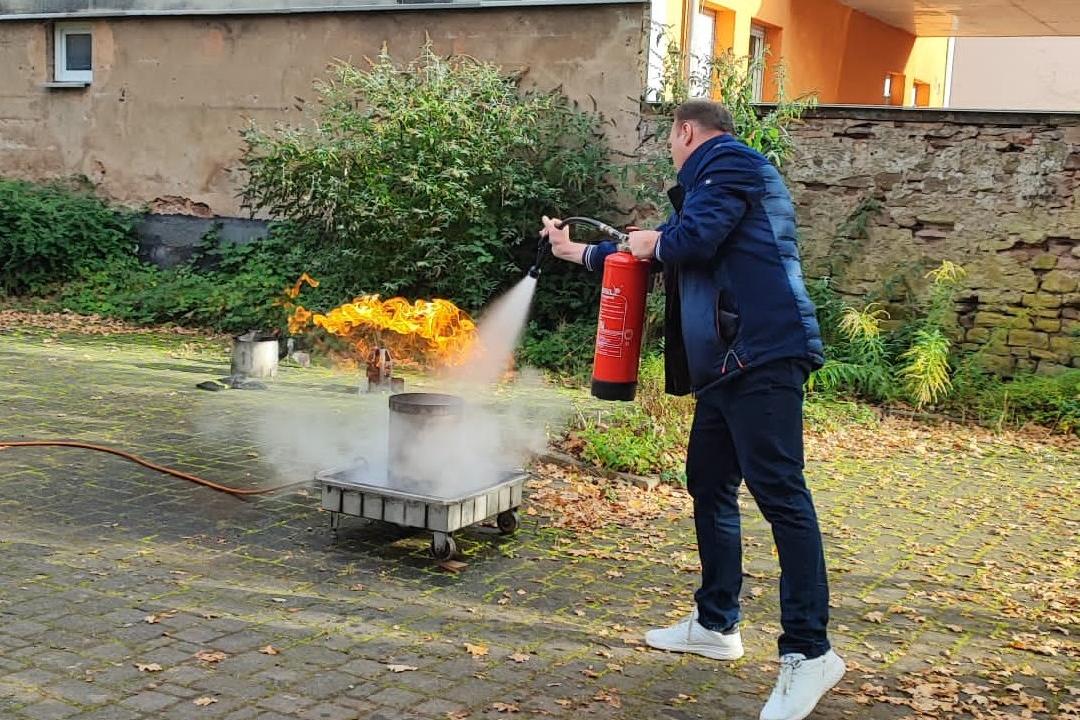 Jörg Sonnet (Leitungsteam PastR Dillingen) bei Brandschutzübung
