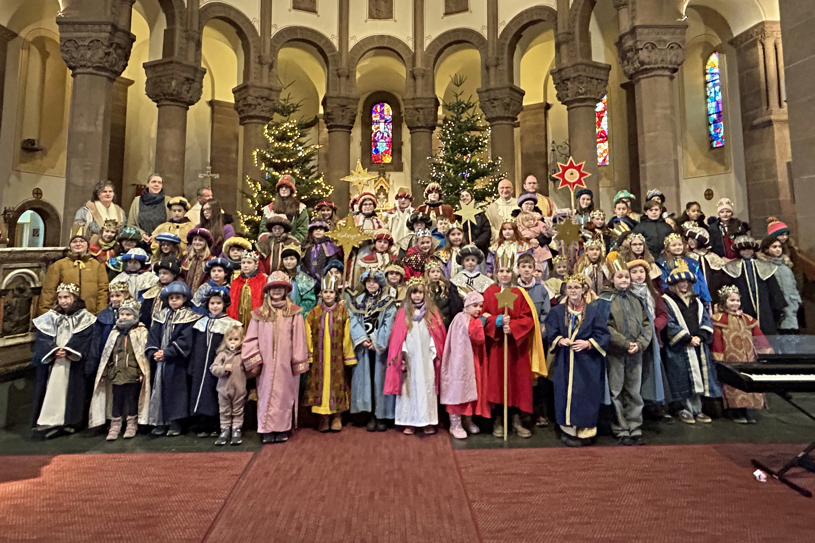 120 Sternsingerinnen und Sternsinger kamen zum Aussendungsgottesdienst nach Dillingen.