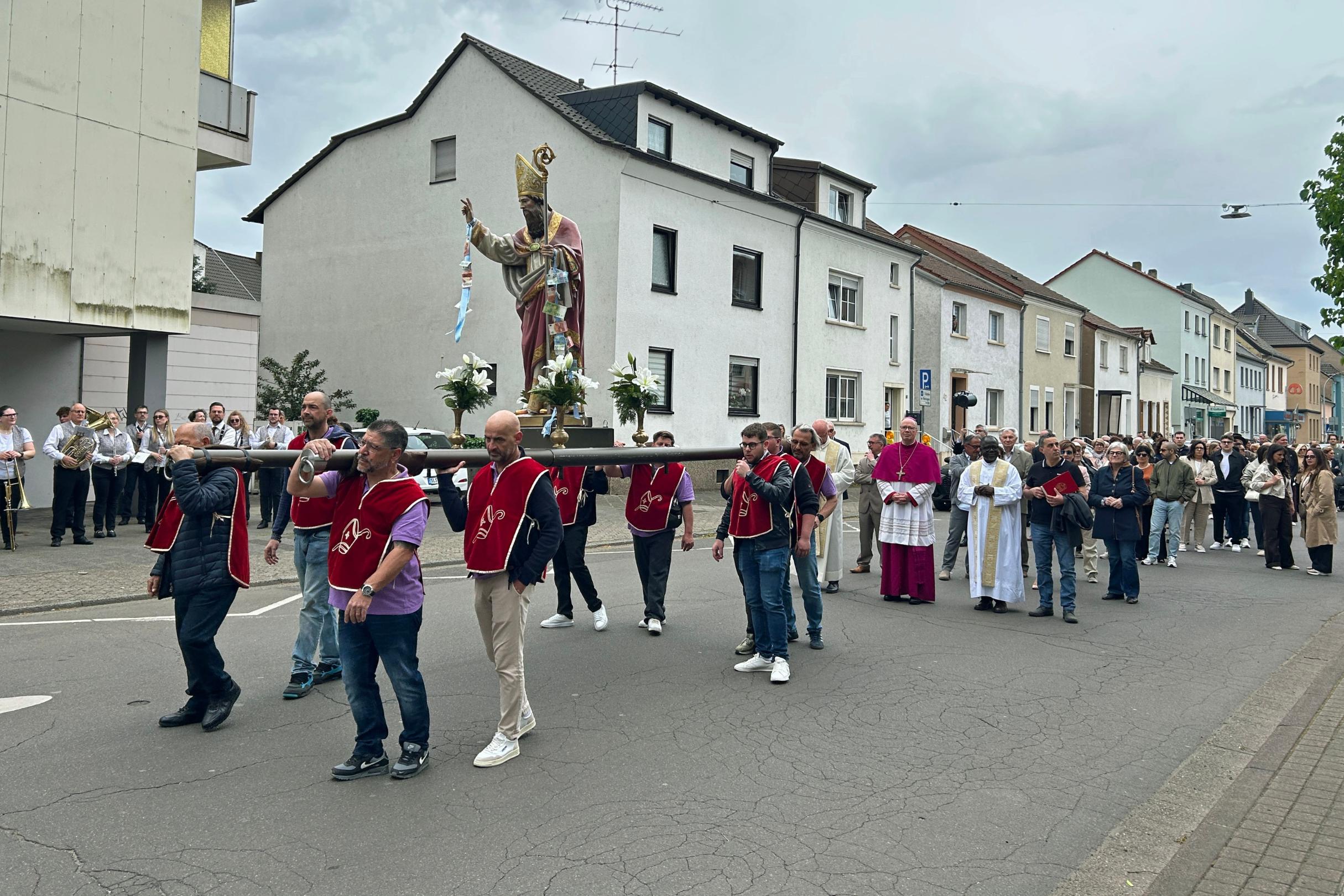 Bischof Stephan Ackermann begleitete die 35. San Paolino-Prozession in Dillingen.