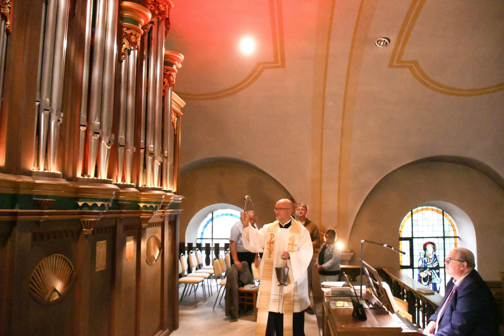 Dekan Olaf Harig segnet die grundsanierte Orgel in der Kirche St. Peter und Paul in Nalbach.