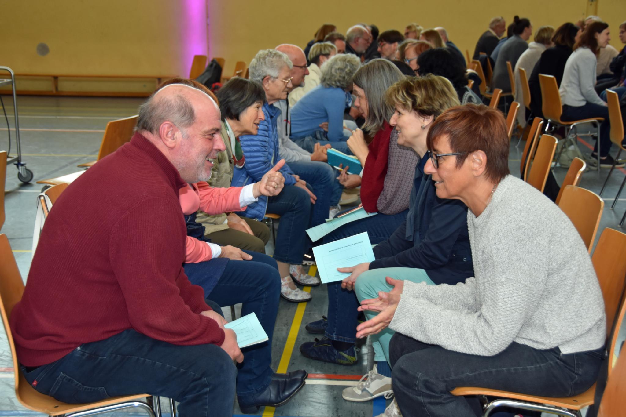 Beim Speed-Dating kamen Menschen miteinander ins Gespräch.